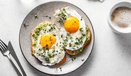 Trend-Frühstück mit Avocado & Spiegelei - das einfache Rezept