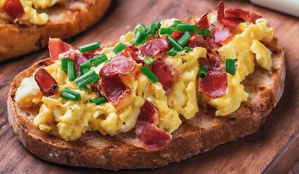 Bacon, Rührei & Brot: Das schnelle Rezept für den Frühstücksklassiker
